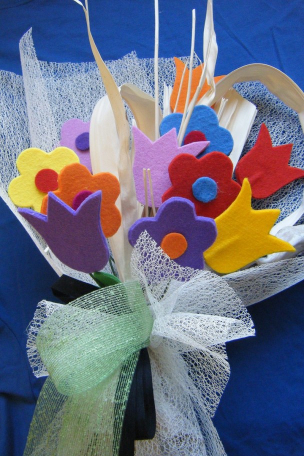 bouquet con fiori in feltro colorati