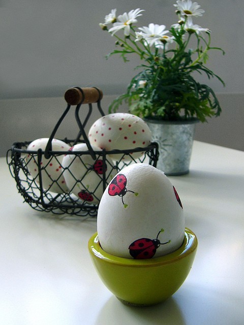 uovo decorato con coccinelle